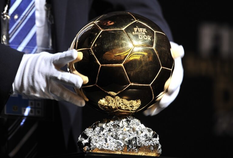 Luis Figo écarte Messi «Il gagnera le Ballon d'Or 2023» Carton Sport